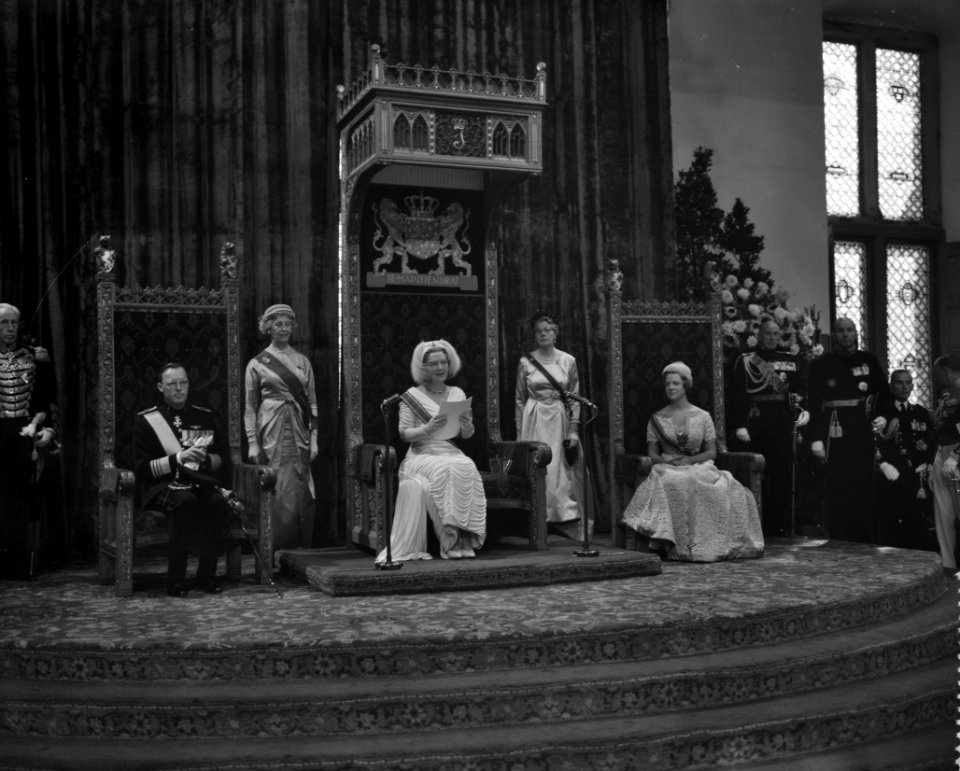 Opening der Staten Generaal, uitspreken der troonrede v.l.n.r. prins Bernhard, k, Bestanddeelnr 910-6733