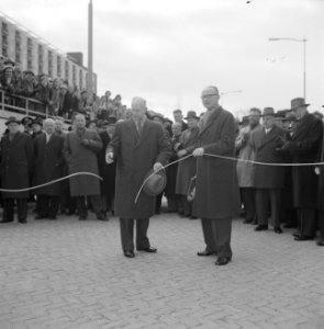 Opening Diergaarde tunnel. Doorknippen lint door wethouder R. Langerak, Bestanddeelnr 909-4887