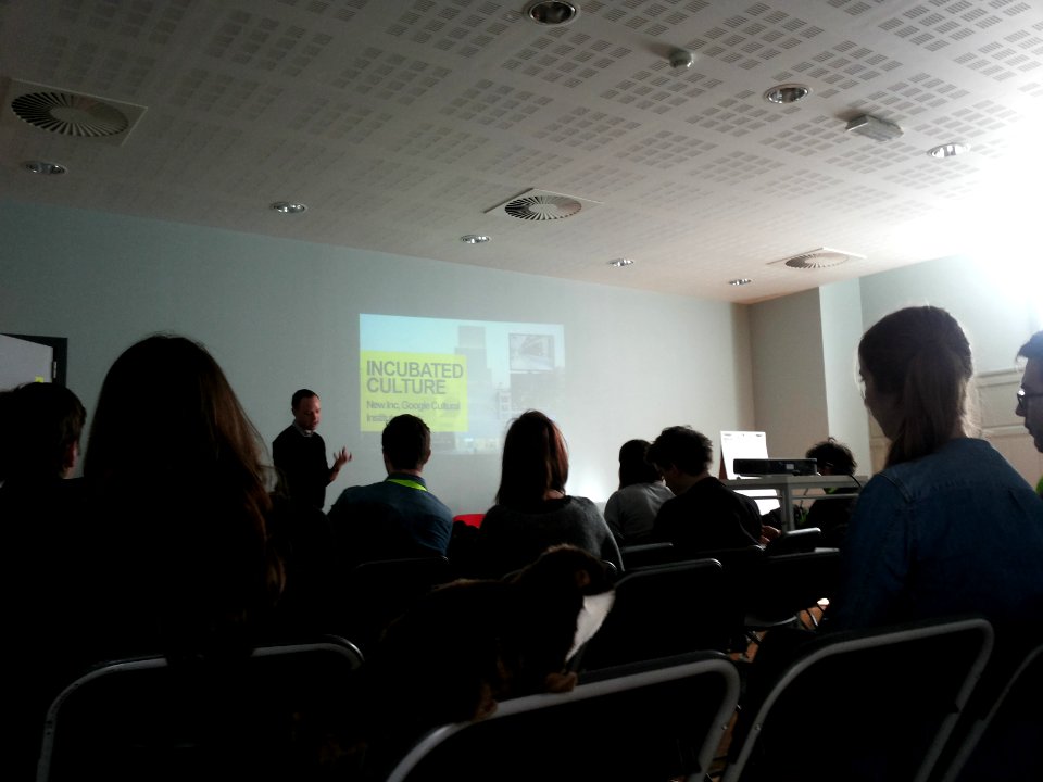 Open Belgium 2015-Wendy the Weasel listens during a session of Open Culture (3)