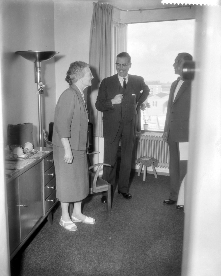 Opening door burgemeester G. van Hall van het bejaardencentrum het A. H. Gerhard, Bestanddeelnr 910-2818