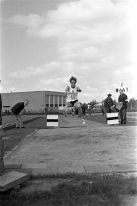 Open Atletiekkampioenschappen van Amsterdam. Verspringen dames nummer 16 R. Koek, Bestanddeelnr 921-3451
