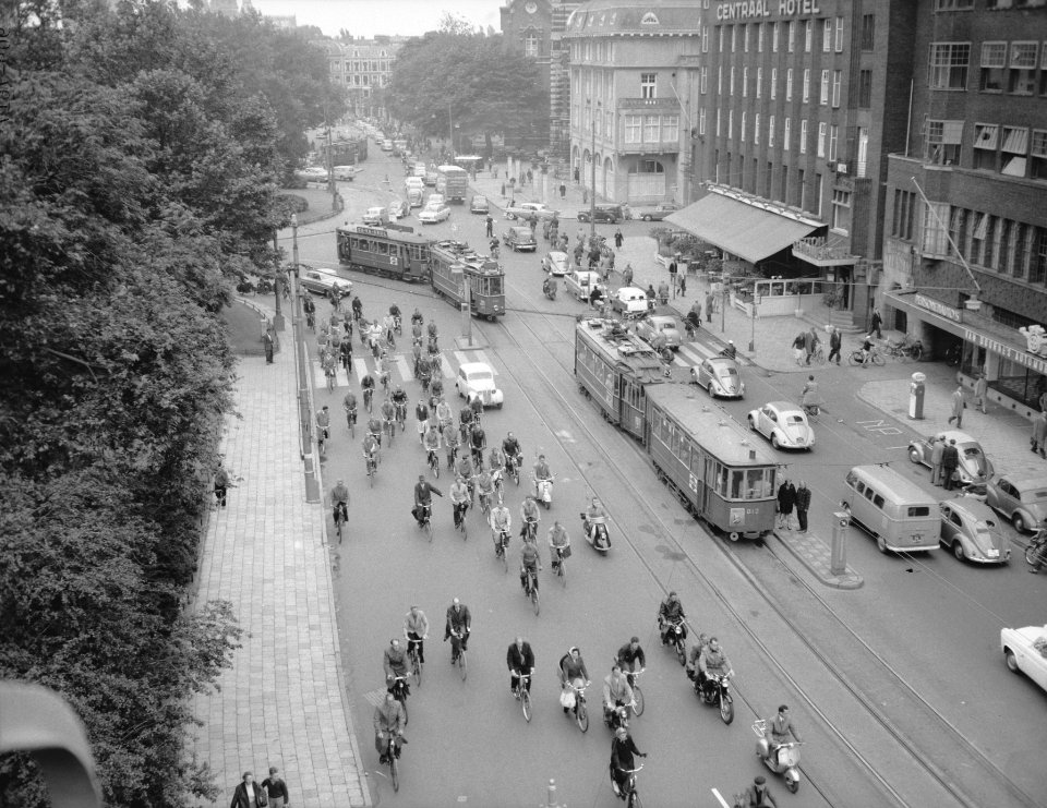 Opdrachten Volkskrant, verkeersdrukte i.v.m. leggen van tramrails op de Vondelbr, Bestanddeelnr 909-7617