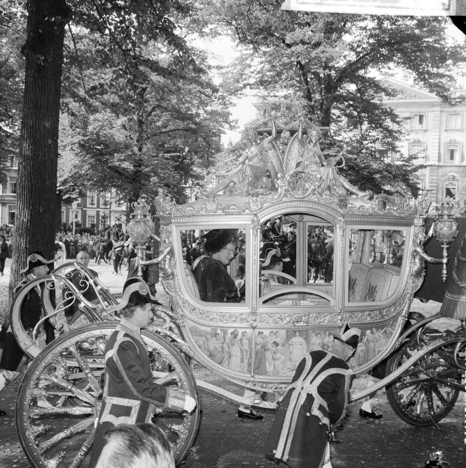 Opening der Staten-Generaal, de Gouden Koets op weg naar Lange Voorhout, Bestanddeelnr 918-2100
