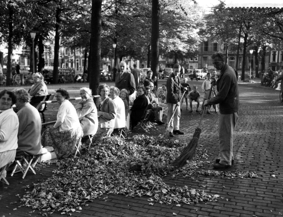 Opening der Staten Generaal , eerste mensen op hun plaats bij het Paleis Lange V, Bestanddeelnr 910-6730