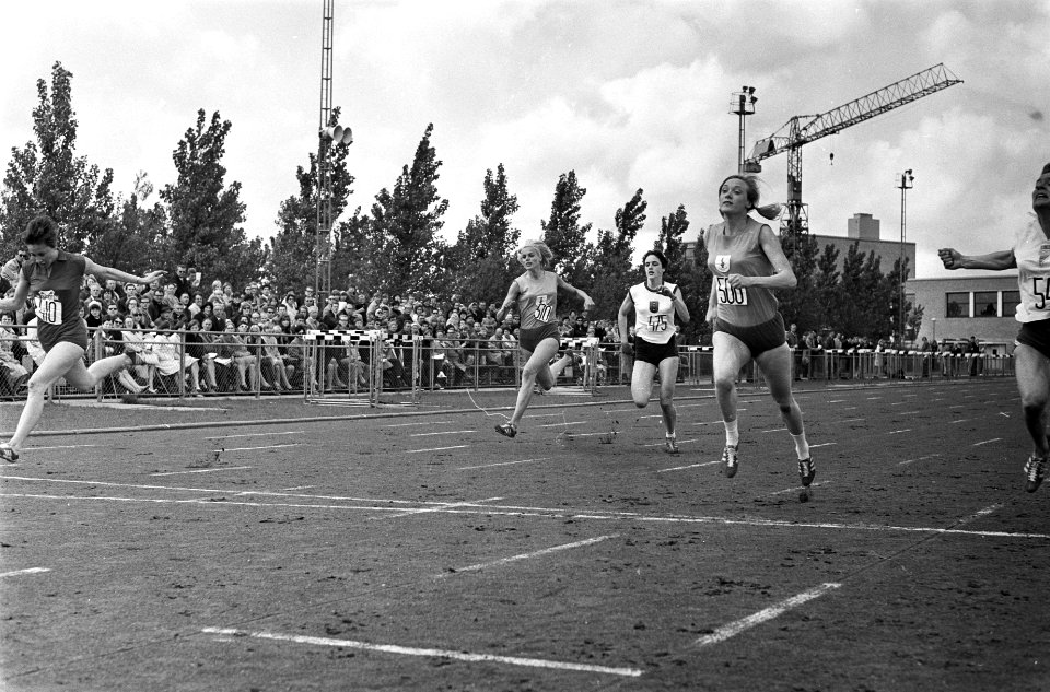 Open Atletiekkampioenschappen van Amsterdam. Finish 100m dames. Geheel links Tru, Bestanddeelnr 921-3439