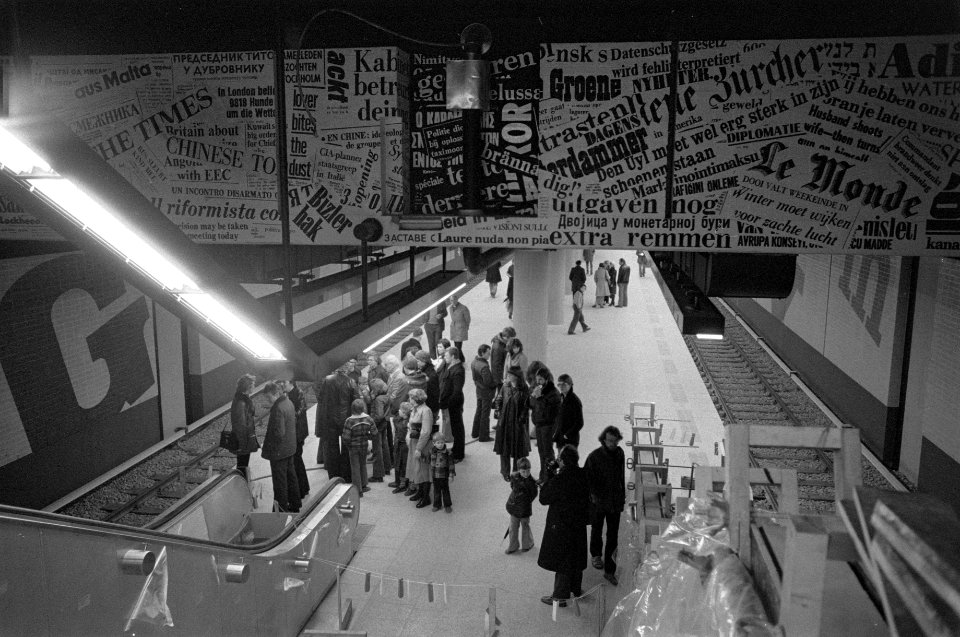 Open dag in Amsterdamse metro metrostation Wibautstraat met krantenkoppen, Bestanddeelnr 929-1390