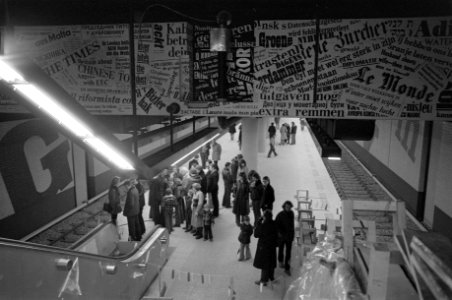 Open dag in Amsterdamse metro metrostation Wibautstraat met krantenkoppen, Bestanddeelnr 929-1390