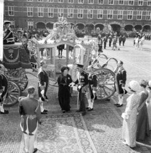 Opening der Staten-Generaal, koningin Juliana en prins Bernhard arriveren bij de, Bestanddeelnr 918-2109