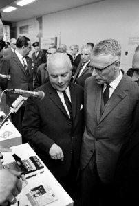 Opening Firato 1967 door minister de Block . Minister de Block tijdens rondgang, Bestanddeelnr 920-7263