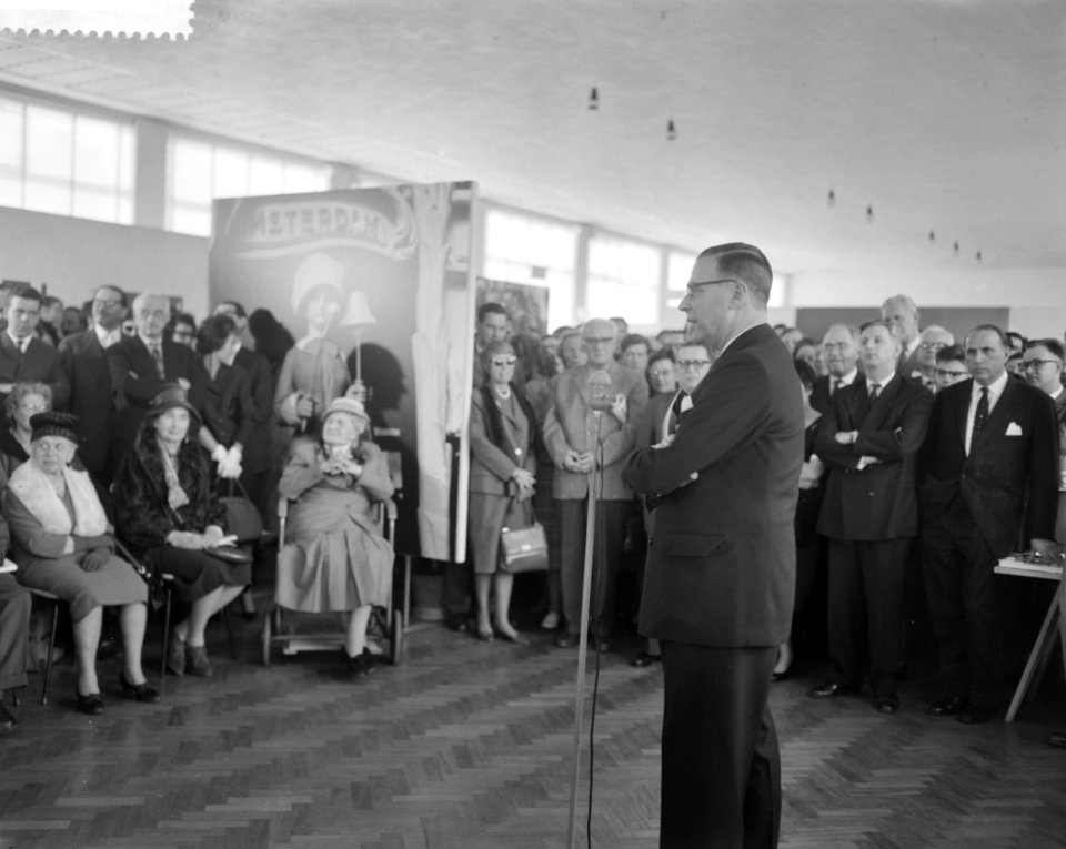 Opening Fototentoonstelling Dag Amsterdam door burgemeester Van Hall in het St, Bestanddeelnr 912-2694