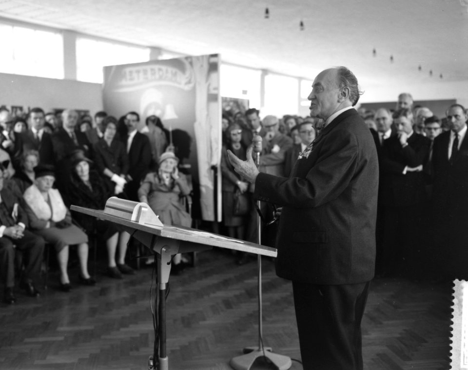 Opening Fototentoonstelling Dag Amsterdam door burgemeester Van Hall in het St, Bestanddeelnr 912-2693