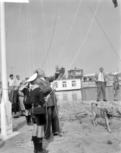 Opening Gemeentelijke Jachthaven in Harderwijk Burgemeester G J Numan hijst d, Bestanddeelnr 912-7669