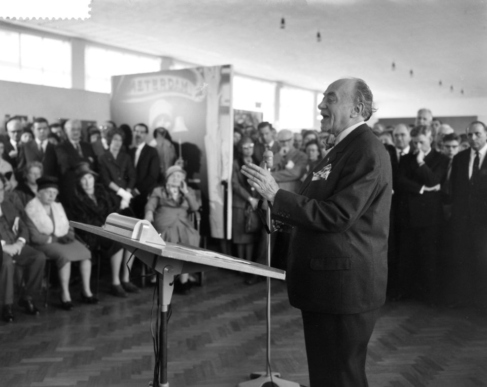 Opening Fototentoonstelling Dag Amsterdam door burgemeester Van Hall in het St, Bestanddeelnr 912-2692