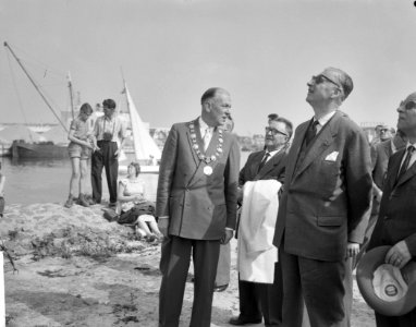 Opening Gemeentelijke Jachthaven in Harderwijk Burgemeester G J Numan en mr , Bestanddeelnr 912-7670