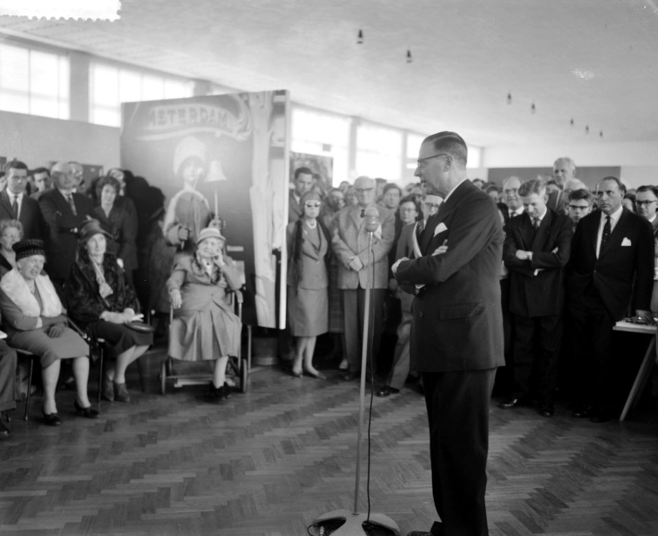 Opening Fototentoonstelling Dag Amsterdam door burgemeester Van Hall in het St, Bestanddeelnr 912-2695