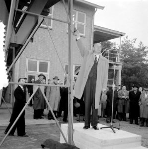 Opening Compostbedrijf te Mierlo door Minister Mansholt, Bestanddeelnr 907-4766