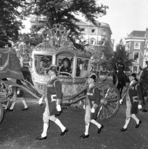 Opening der Staten-Generaal,Koningin Juliana en prins Bernhard in de Gouden Koet, Bestanddeelnr 918-2102