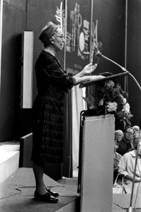 Opening Femina in de Ahoyhal te Rotterdam. Mevrouw van Walsum tijdens de rondgan, Bestanddeelnr 915-5459