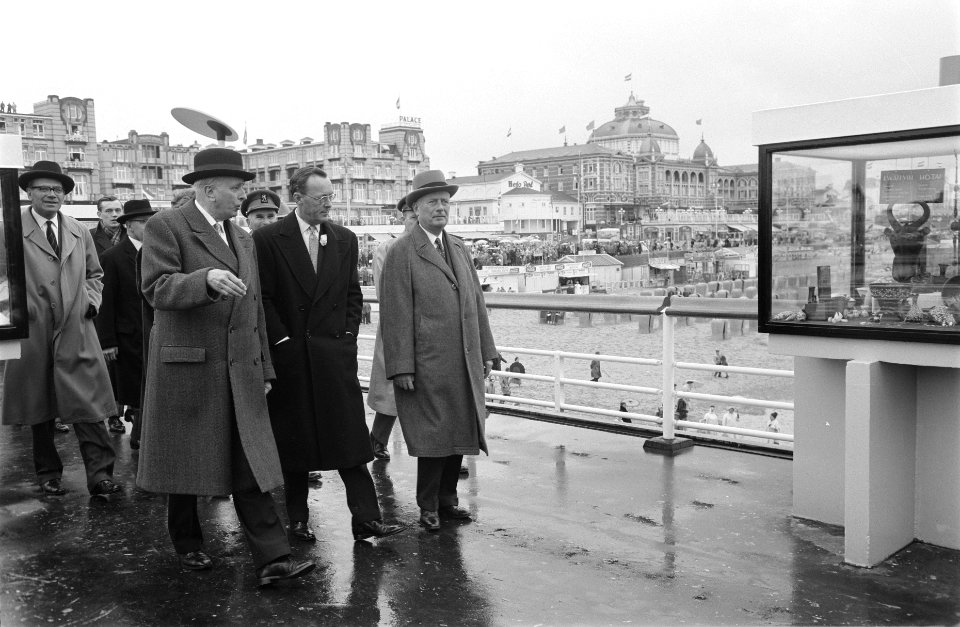 Opening door Prins Bernhard van nieuwe pier te Scheveningen Bezichtiging van de, Bestanddeelnr 912-4959