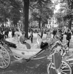 Opening der Staten-Generaal, op weg naar Paleis Lange Voorhout, de prinsessen Be, Bestanddeelnr 918-2096