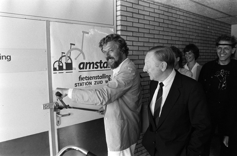 Opening fietsenstalling bij Amsterdams World Trade Center door wethouder van der, Bestanddeelnr 933-7062