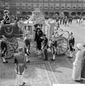 Opening der Staten-Generaal, Prins Bernhard helpt koningin Juliana bij het uitst, Bestanddeelnr 918-2101