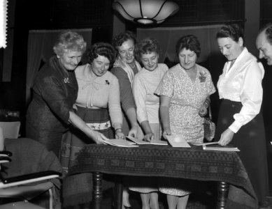 Opening Dames Danlon schaaktoernooi in Amsterdam, v.l.n.r. T. Roodzant, F. Heem…, Bestanddeelnr 910-7635