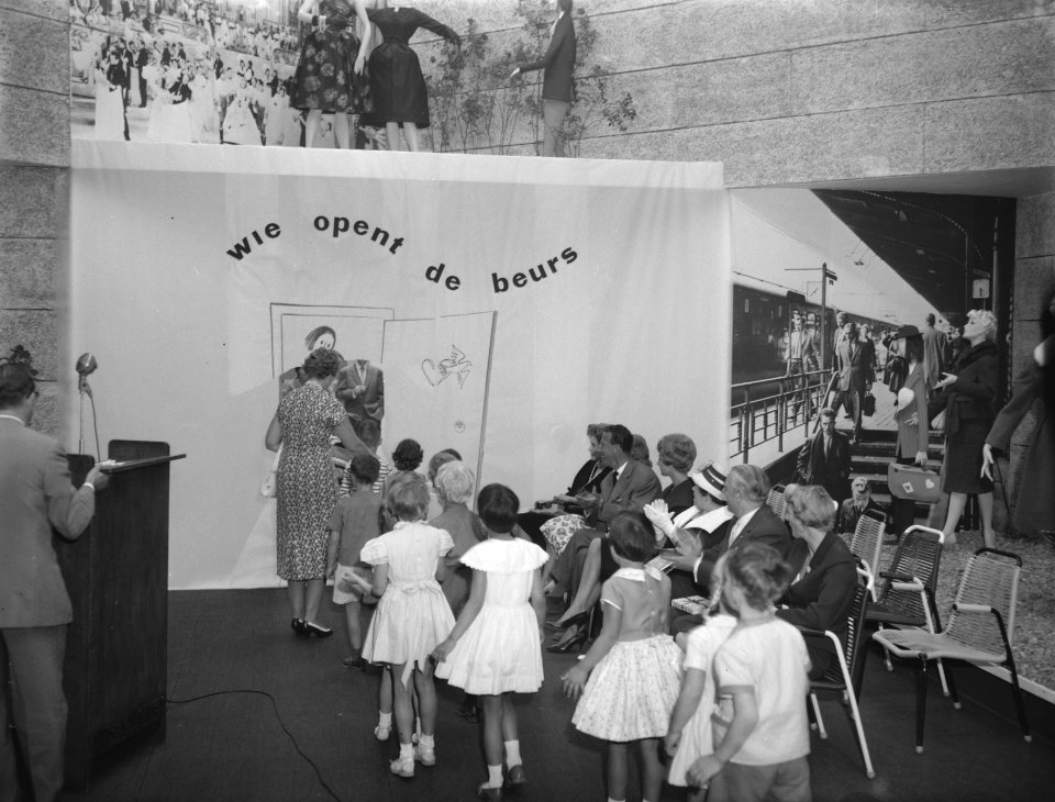 Opening damesmodebeurs Dacova 1959 , Heintje Davids Fanny Blankers-Koen bij ee, Bestanddeelnr 910-4099