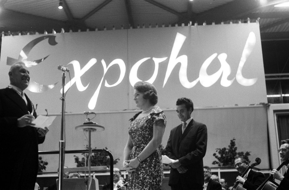 Opening Expohal te Hilversum door Prinses Irene burgemeester J G Boer biedt Pr, Bestanddeelnr 911-6677