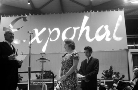 Opening Expohal te Hilversum door Prinses Irene burgemeester J G Boer biedt Pr, Bestanddeelnr 911-6677