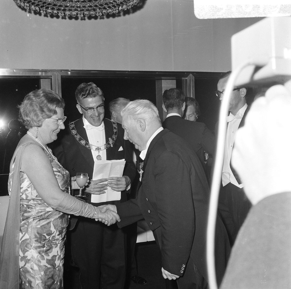 Opening Concertgebouw de Doelen te Rotterdam, v.l.n.r. koningin Juliana, burgem…, Bestanddeelnr 919-1679