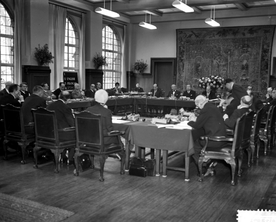 Opening conferentie van Ministers van Onderwijs in het Vredespaleis te Den Haag, Bestanddeelnr 910-8154