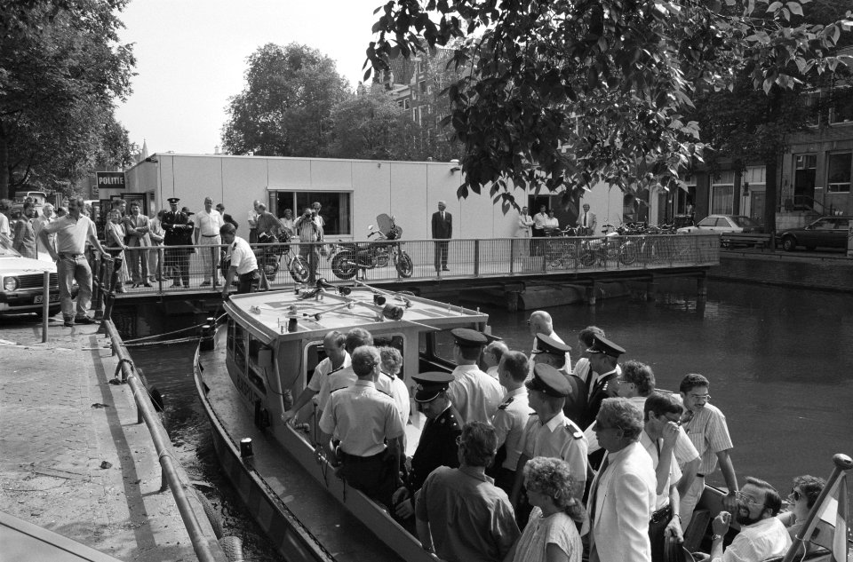 Opening drijvend politiebureau van het wijkteam Nieuwmarkt in de gracht Klovenie, Bestanddeelnr 934-4807