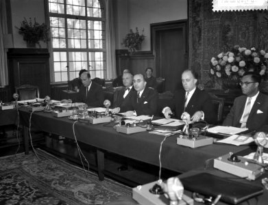 Opening conferentie van Ministers van Onderwijs in het Vredespaleis te Den Haag, Bestanddeelnr 910-8153