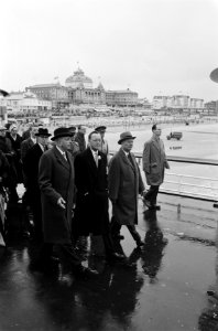 Opening door Prins Bernhard van nieuwe pier te Scheveningen. Bezichtiging van de, Bestanddeelnr 912-4957