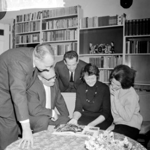 Opdracht Vlaamse televisie opnamen televisieploeg ten huize van Van de Meer , Am, Bestanddeelnr 917-2799