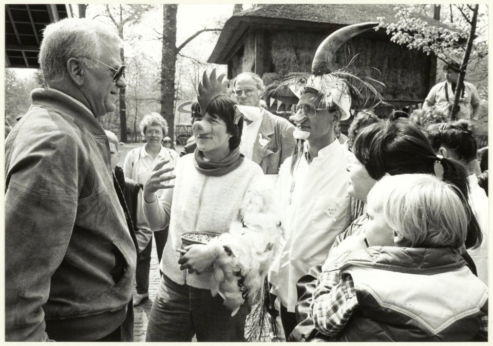 Opening door Wethouder Sikma van de kinderboerderij in de Haarlemmerhout. Opzichter Kees Bonné. Dierenverzorgster Lenie Ruigrok v.d. Werve, NL-HlmNHA 54025987