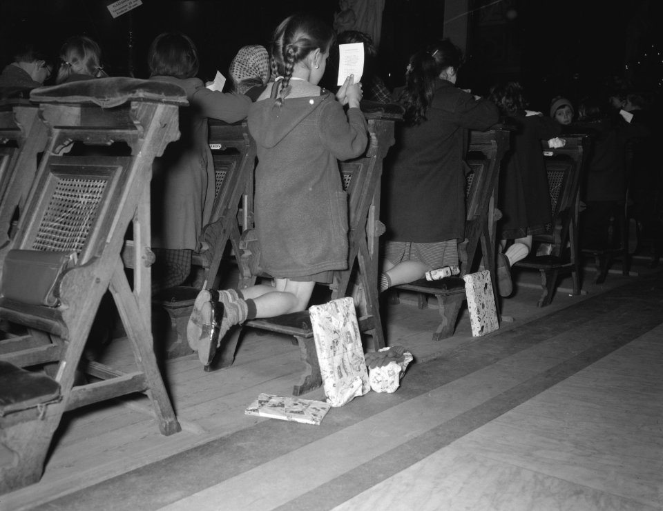Opdracht Volkskrant Katholieke kinderen leggen cadeaux voor niet-katholieke ki, Bestanddeelnr 910-0224