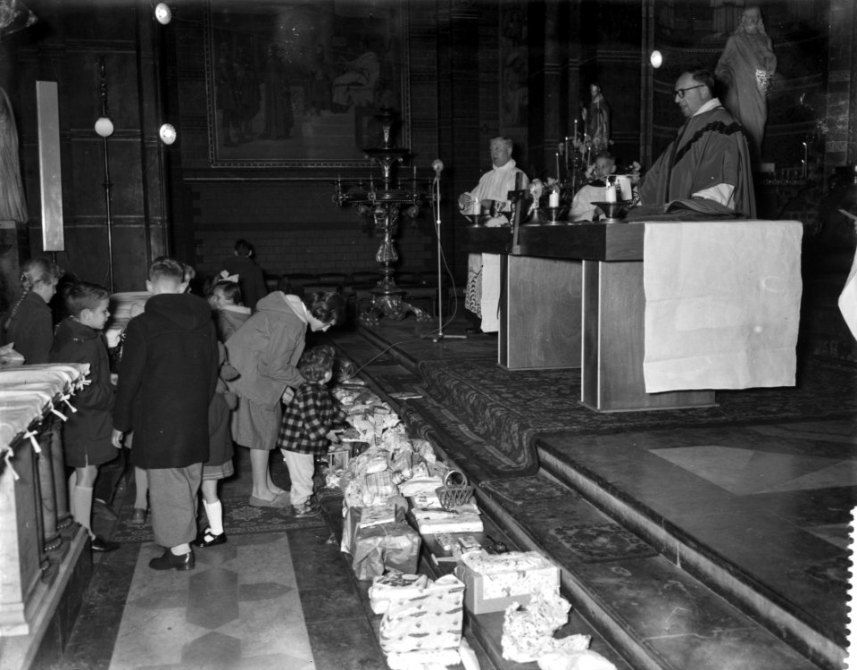 Opdracht Volkskrant Katholieke kinderen leggen cadeaux voor niet-katholieke ki, Bestanddeelnr 910-0225