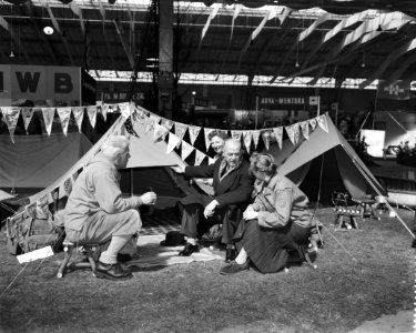 Openig tentoonstelling Goed Kamp in de Houtrusthallen te Den Haag door Burgeme, Bestanddeelnr 909-4771