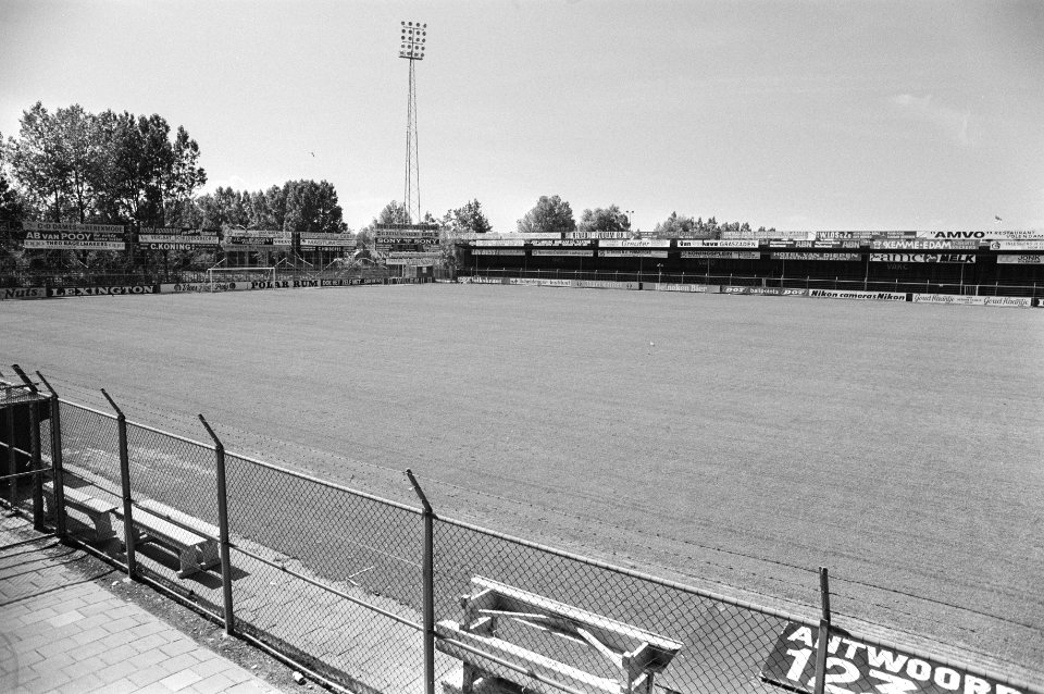 Opdracht Volkskrant reclameborden in stadion van Volendam, Bestanddeelnr 931-6078