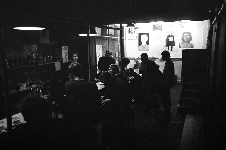 Opdracht Volkskrant Politiek Jongerencafe St. Pieterspoort te Amsterdam, zijstra, Bestanddeelnr 921-7544