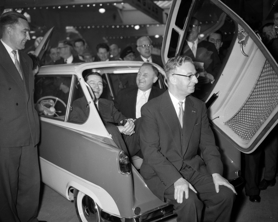 Opening autotentoonstelling in de RAI door Zijne Excellentie mr J Algera, Bestanddeelnr 909-3336