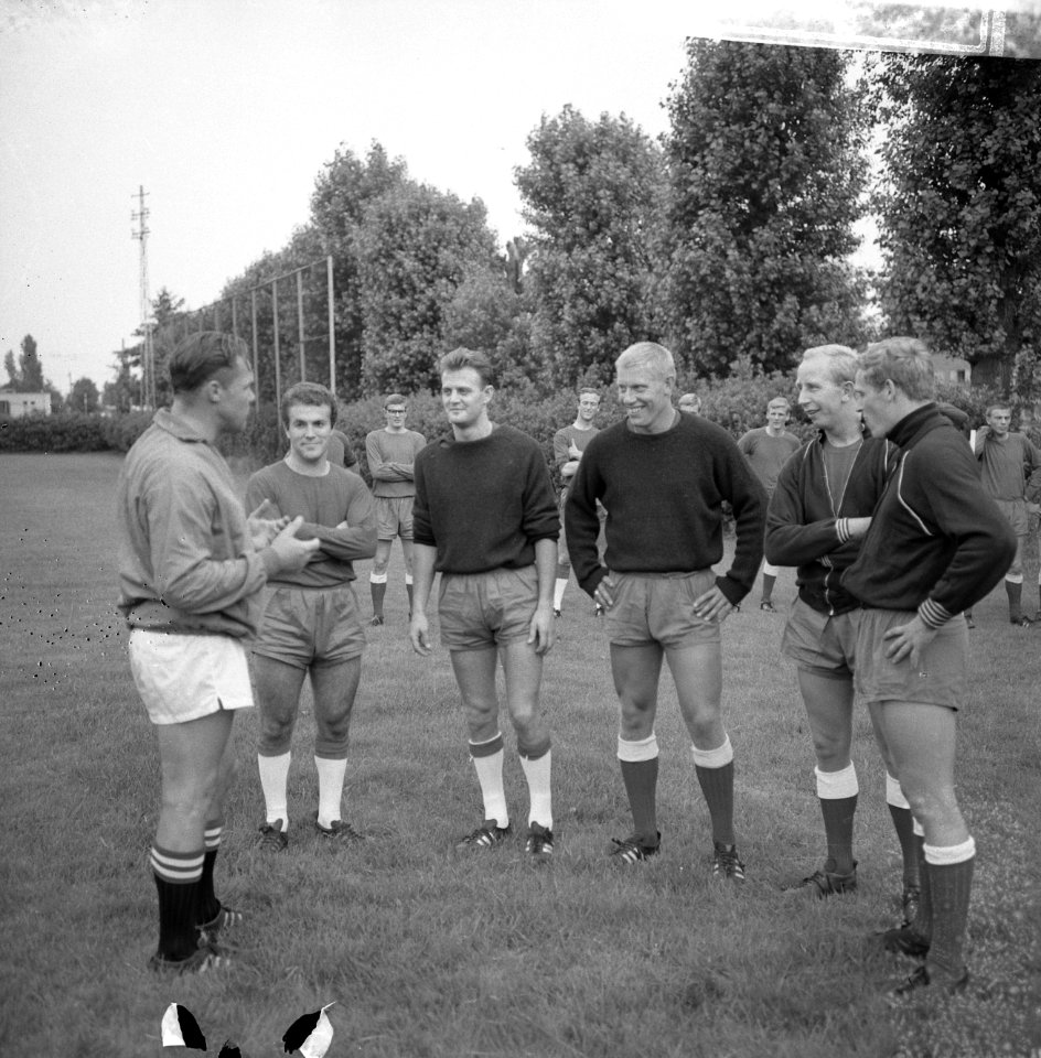 Opdracht Volkskrant, Ajax traint v.l.n.r. Muller, Bals, Pronk, Groot, Keizer en , Bestanddeelnr 917-9639