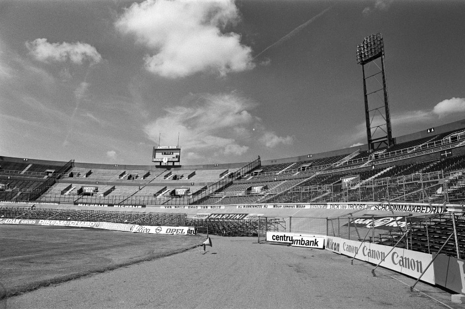 Opdracht Volkskrant reclameborden in Olympisch Stadion Amsterdam, Bestanddeelnr 931-6077