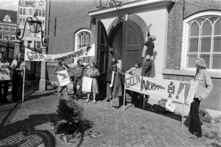 Opening Academisch Jaar GU , ASVA demonstreert buiten aula, Bestanddeelnr 928-7660