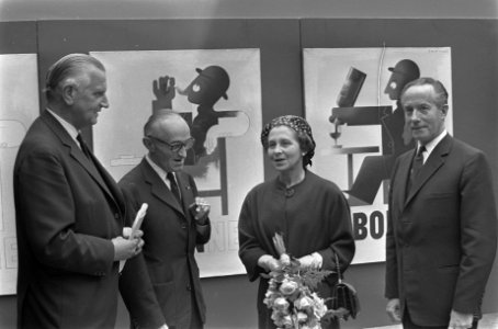 Opening decor en affiche-tentoonstelling van A. M. Cassandre (2e van links) in , Bestanddeelnr 920-3492