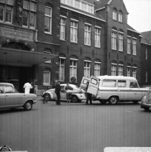 Opdracht Volkskrant, OLV Gasthuis met ambulance voor deur, Bestanddeelnr 921-1077