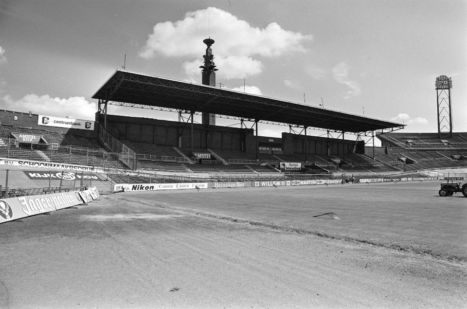 Opdracht Volkskrant reclameborden in Olympisch Stadion Amsterdam, Bestanddeelnr 931-6076