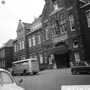 Opdracht Volkskrant, OLV Gasthuis met ambulance voor deur, Bestanddeelnr 921-1078